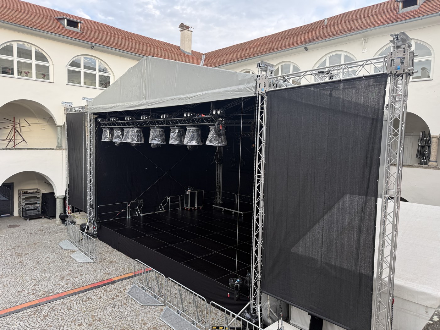 Überdachte Bühne mit Traversenkonstruktion – STEREO-MEDIA GmbH
