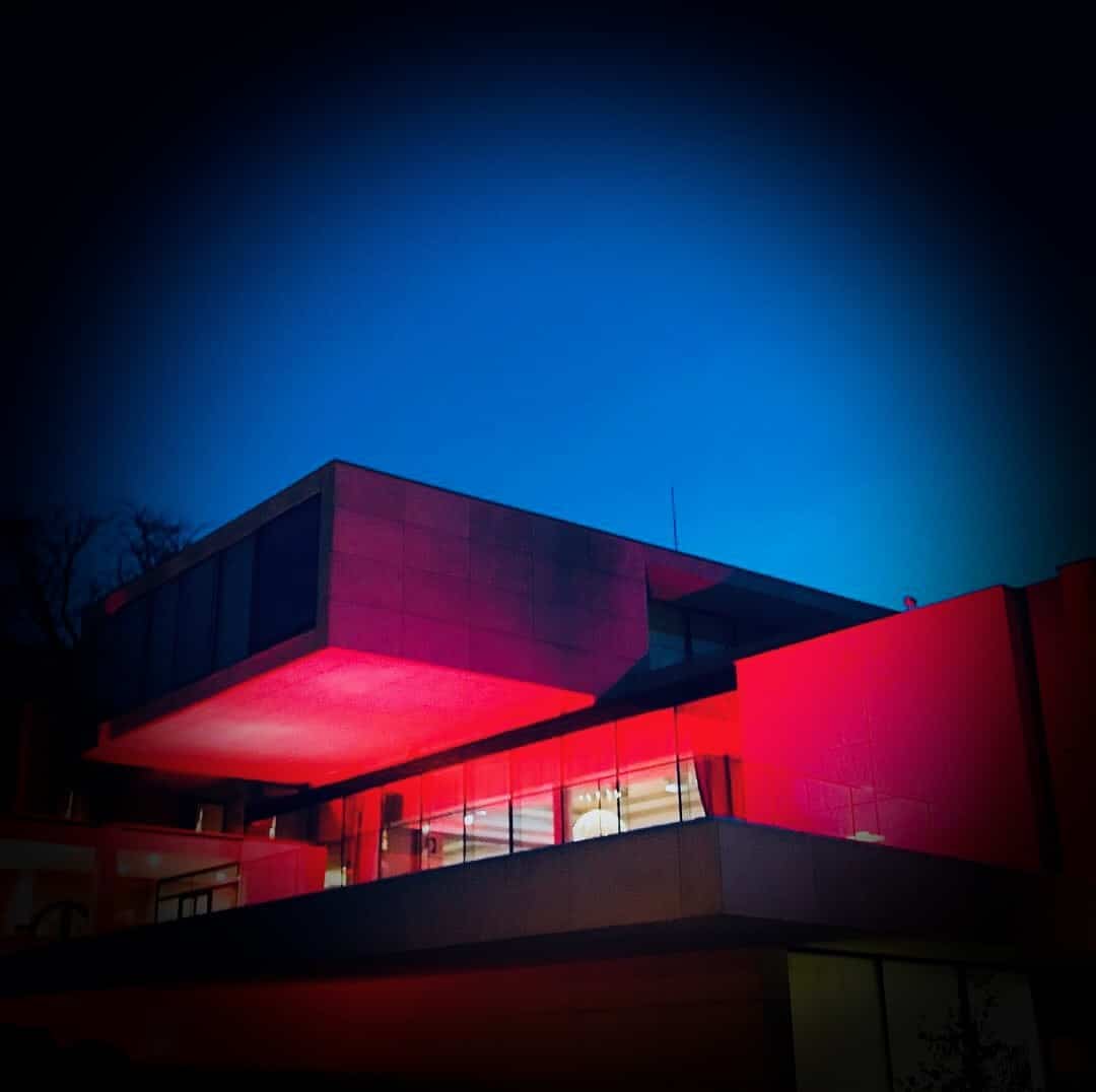 Rot und blau beleuchtete Gebäudefassade – STEREO-MEDIA GmbH