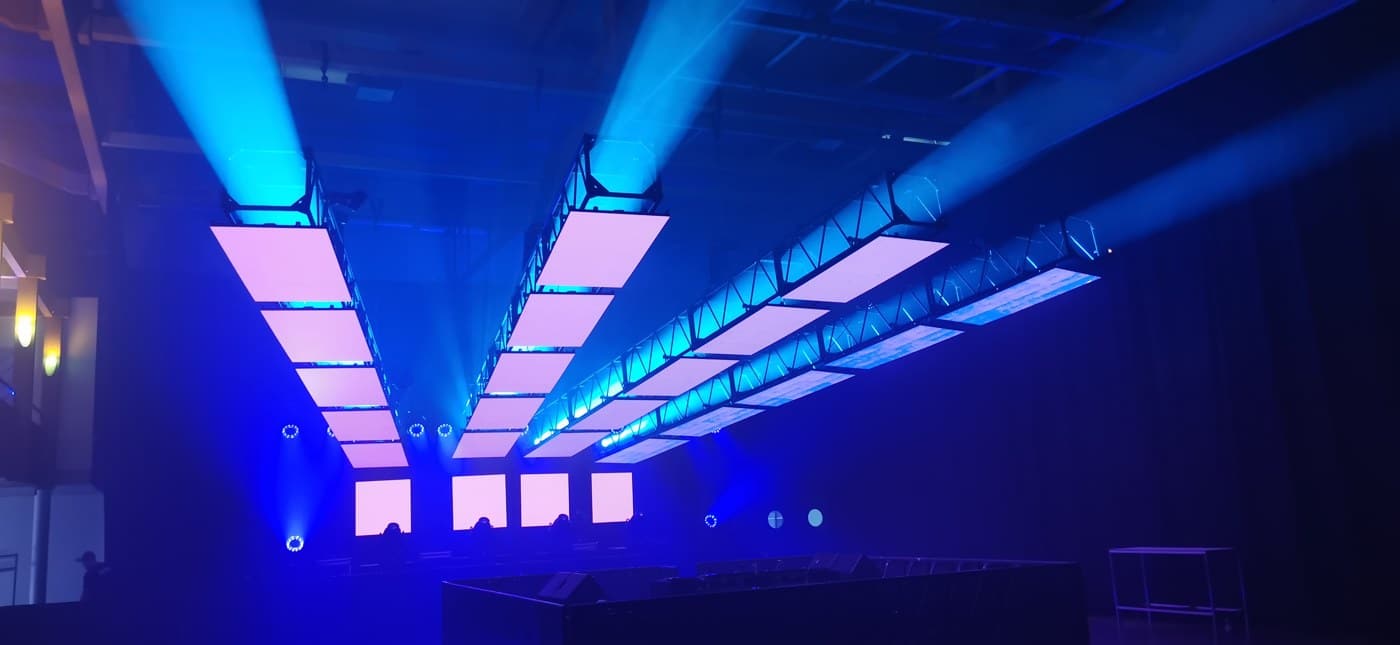 LED-Deckenflächen mit blauen Lichtstrahlen – STEREO-MEDIA GmbH
