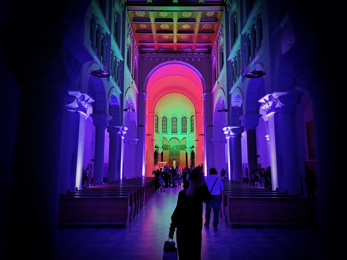 Farbige Lichtinszenierung in einem Kirchenraum – STEREO-MEDIA GmbH