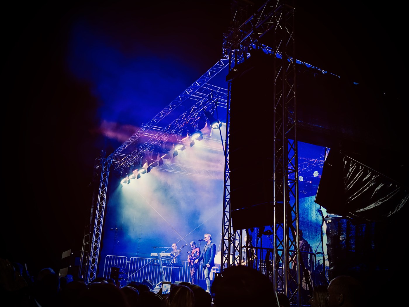 Beleuchtete Open-Air-Konzertbühne bei Nacht – STEREO-MEDIA GmbH