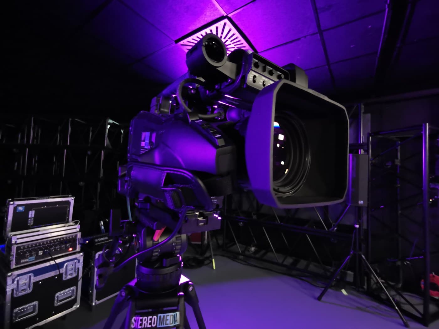 Professionelle Kamera im beleuchteten Bühnenbereich – STEREO-MEDIA GmbH