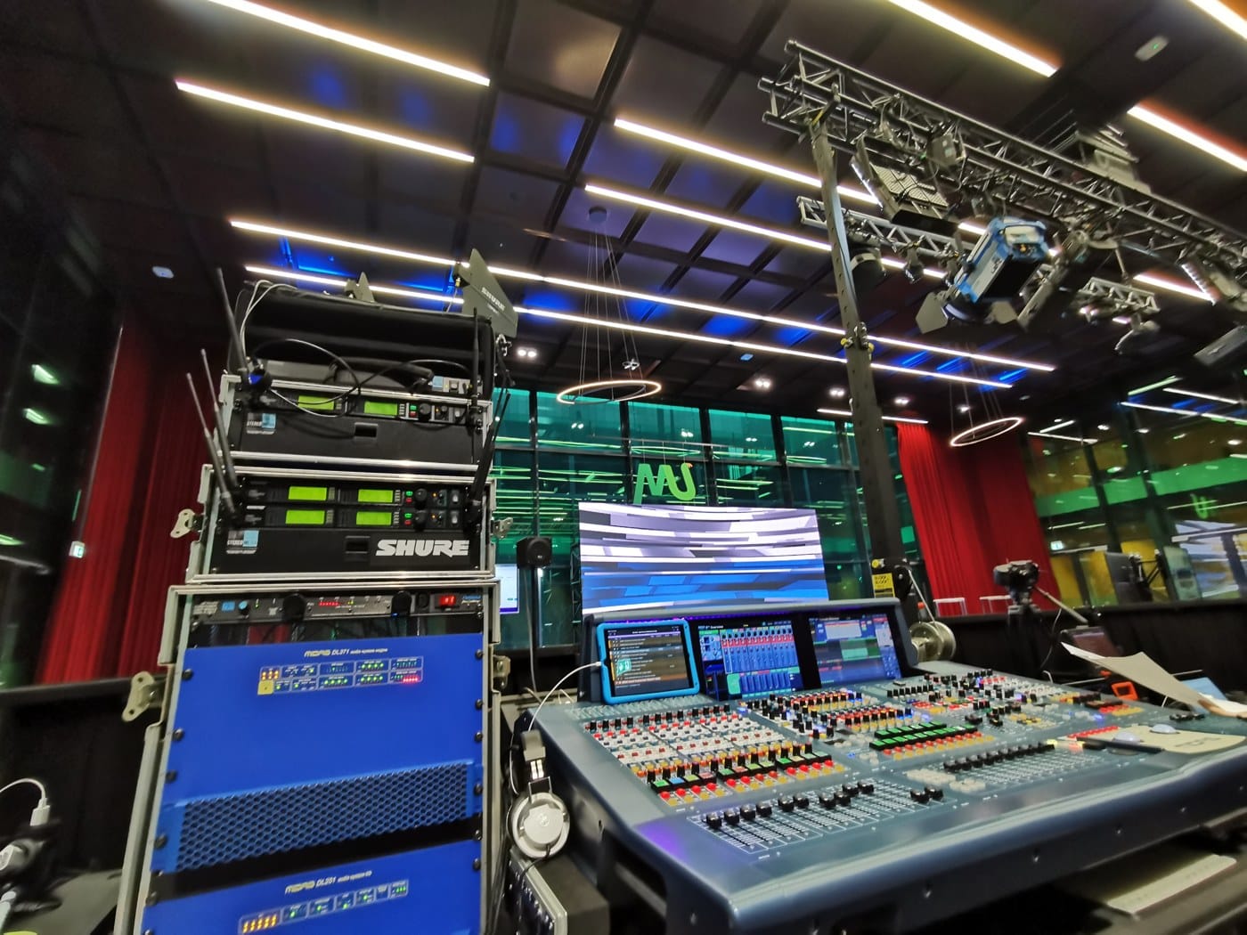 Technikregie mit Mischpult und Kontrollmonitoren – STEREO-MEDIA GmbH