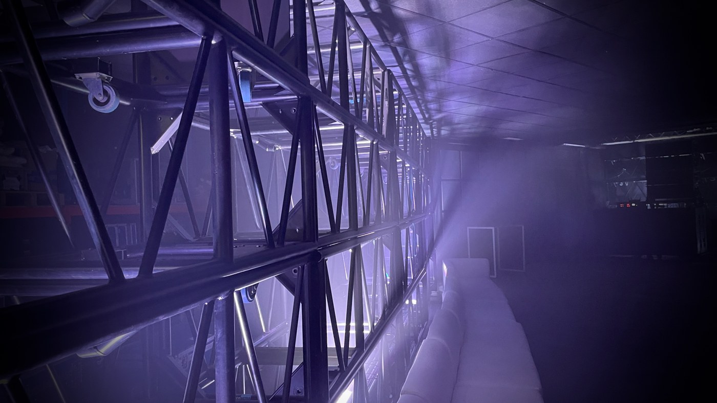 Lichtstrahlen entlang einer Traverse – STEREO-MEDIA GmbH